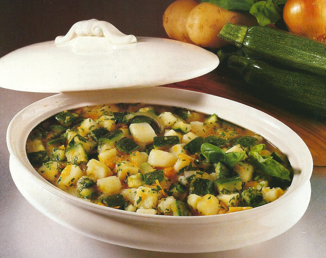 Minestra di zucchine, fior di zucca e patate