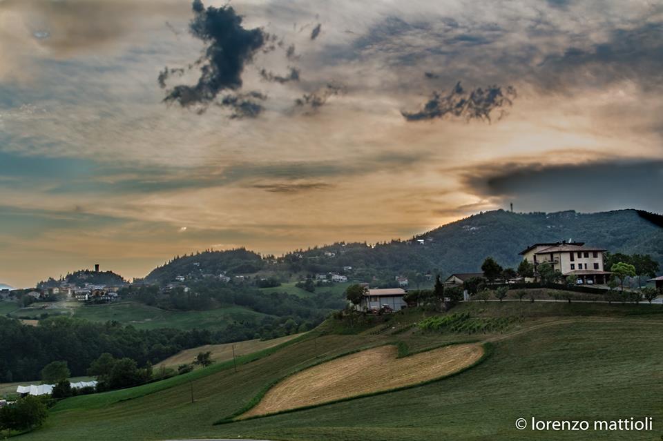 Il cuore disegnato nel campo de La Padulla, con Montese sullo sfondo