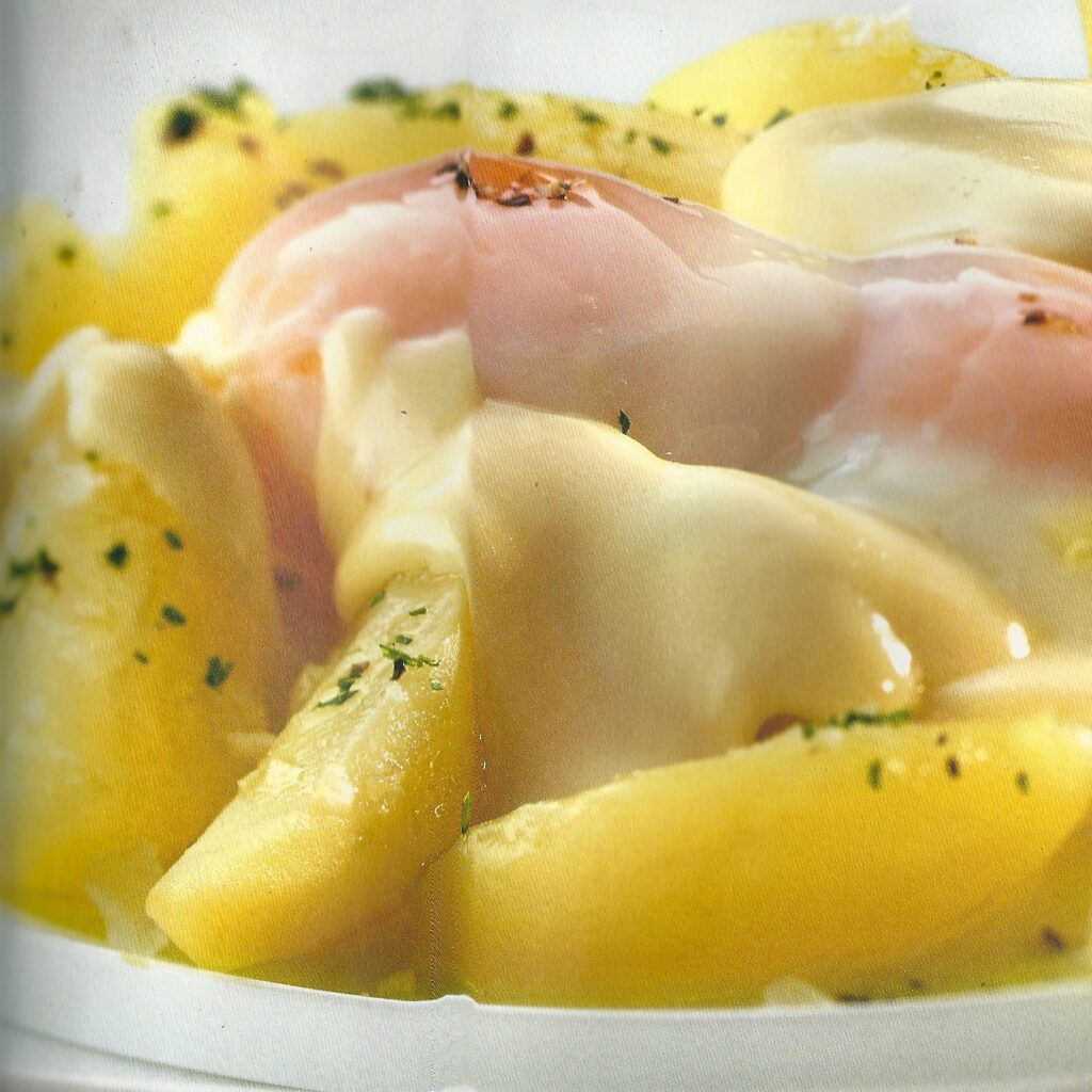 Insalata di patate con uova e fonduta