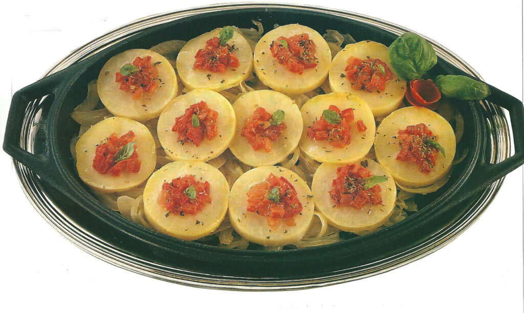 Tegame di patate, cipolle e pomodori